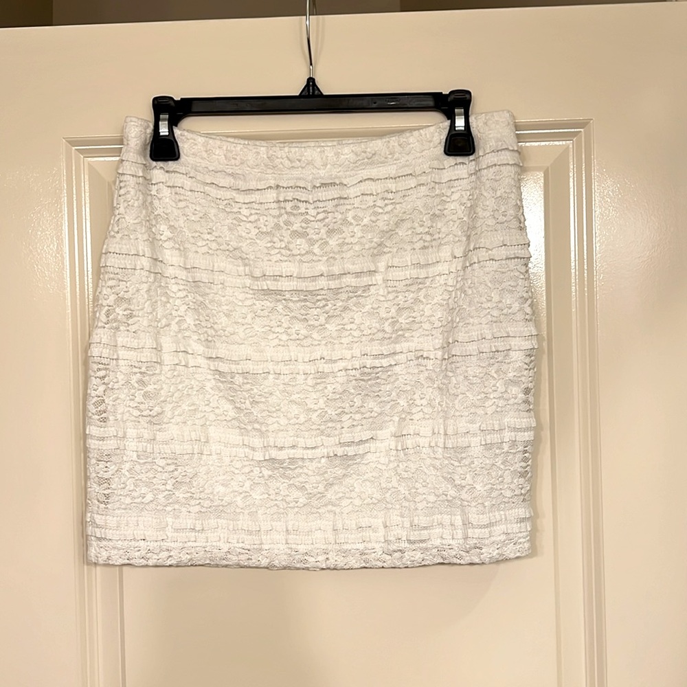Forever 21 white lace bodycon skirt. Size L.